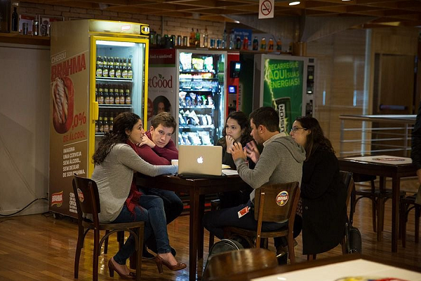 As 300 vagas são para as unidades da Ambev de todo o país, e os processos seletivos serão 100% online (Foto: Divulgação)