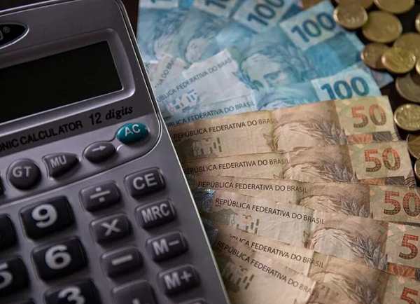 Até 16 de abril, haverá novo cronograma de agendamento de saques baseado no ano de nascimento (Foto: Uendel Galter/Ag A Tarde)