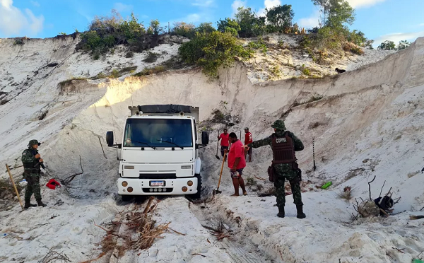Homens foram flagrados enquanto extraíam areia ilegalmente nas dunas de Jauá (Foto: Divulgação/Polícia Militar)