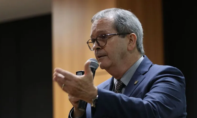 'Estamos dando peso grande para a produção escrita do estudante', explica o secretário de Educação Básica do MEC, Mauro Rabelo (Foto: Fábio Rodrigues Pozzebom/Agência Brasil)