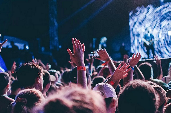 Nos eventos com venda de ingresso, todos os envolvidos - de artistas ao público - devem respeitar protocolos sanitários de distanciamento adequado e uso de máscaras (Foto: Reprodução)