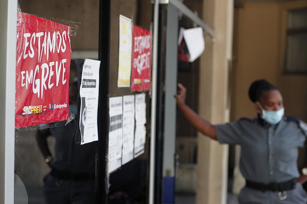 A categoria suspendeu os atendimentos em todas as sete gerências e 140 postos de atendimento do estado (Foto: Arisson Marinho/Correio)