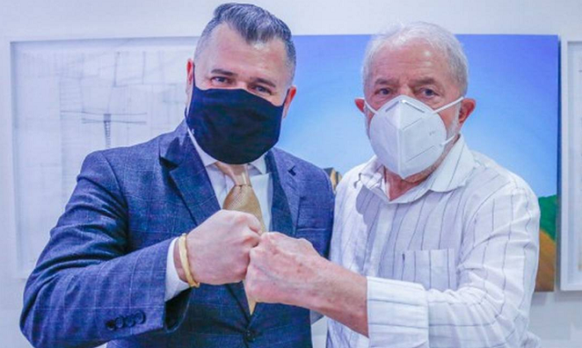 Pastor Paulo Marcelo Schallenberger e o ex-presidente Lula (Foto: Divulgação/Agência O Globo)