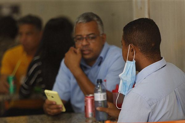 O uso facultativo da máscara, no entanto, é condicionado ao respeito ao distanciamento social adequado e aos protocolos sanitários estabelecidos (Foto: Marina Silva/Arquivo CORREIO)