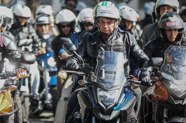 Presidente Jair Bolsonaro durante motociata (PL)(Foto: Filipe Araujo/AFP)