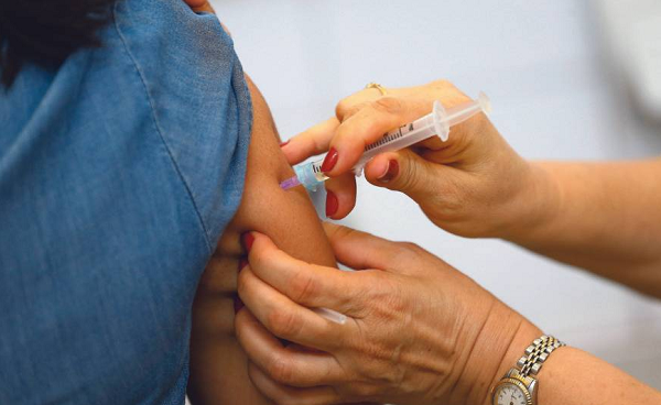 A circulação do vírus está disseminada no Brasil pela falta de vacinação entre jovens adultos (Foto: Reprodução)