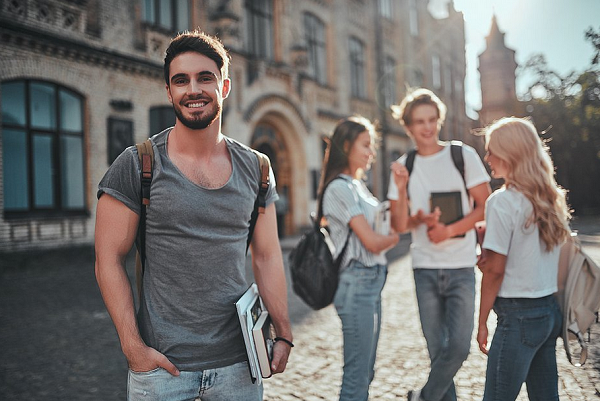 Com essa oportunidade a escola está oferecendo mais de R$ 800 mil em bolsas de estudo e trabalho exclusivas para os brasileiros (Foto: Reprodução)