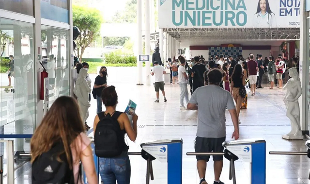 Antes, só estudantes de escolas públicas ou que passaram por escolas privadas com bolsa integral podiam participar do Prouni (Foto: Valter Campanato/Agência Brasil)