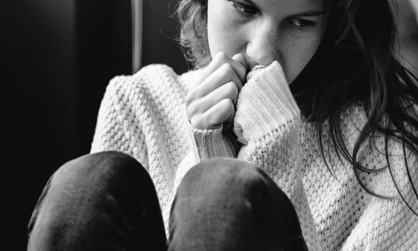 Saúde mental mais fragilizada, obesidade e problemas cardíacos. Estas são apenas algumas das consequências diretas da solidão (Foto: Freepik)