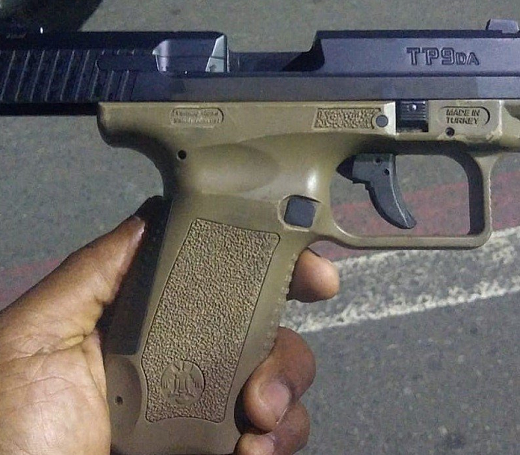 Durante a averiguação da casa, os policiais encontraram dois suspeitos que foram imediatamente detidos, sendo encontrada com a dupla uma pistola calibre 9mm (Foto: Divulgação/PM)