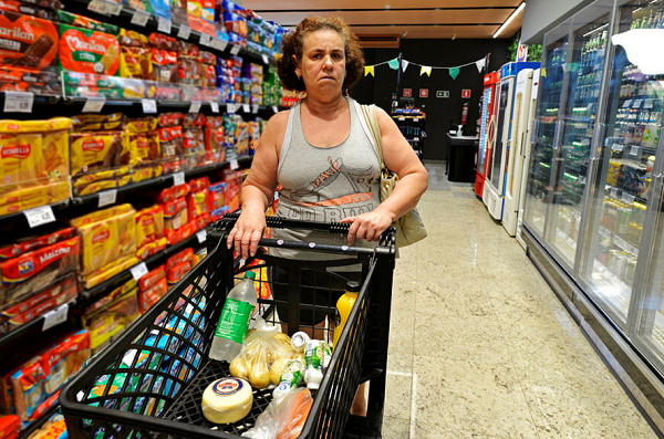 Maria Rocha prefere fazer compras perto de casa (Foto: Shirley Stolze/Ag. A TARDE)