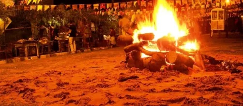 ...Por isso o costume de adultos pularem fogueiras durante a noite de São João. Foto: Ilustração Google