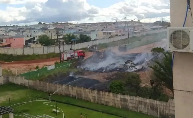 Incêndio atinge tubos de plástico em obra na cidade de Camaçari (Foto: Reprodução/Redes Sociais)