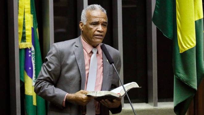 Deputado Sargento Isidoro, mostrando ‘o gol contra’ que fez a Rede Globo, jogando contra ele – Foto: Reprodução