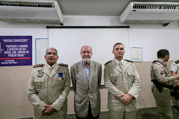 Da esquerda pra a direita, o tenente-coronel Fabrício de Oliveira Silva; o vice-prefeito José Tude, e o major José Cristiano Lima de Araújo (Foto: Ascom/PMC)