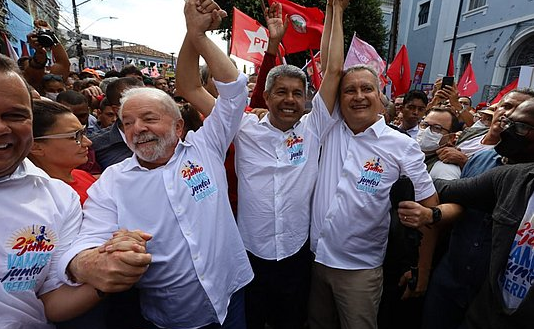 O pré-candidato a presidente Lula estava na companhia do governador Rui Costa e do pré-candidato ao cargo Jerônimo Rodrigues (Foto: PT/Divulgação)