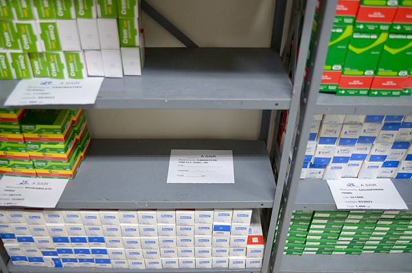 Ao todo, são 33 medicamentos de atenção básica que sumiram do mercado e da maioria dos estoques das unidades de saúde do estado (Foto: Paula Fróes/CORREIO)