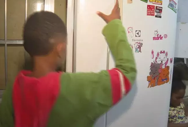 Criança mora com a mãe e outros cinco irmãos (Foto: Reprodução/TV Globo)