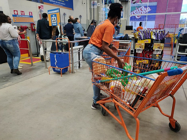Com a alta no preço dos alimentos, virou comum encontrar carrinhos com produtos deixados pelos consumidores (Foto: Marina Silva/Correio)