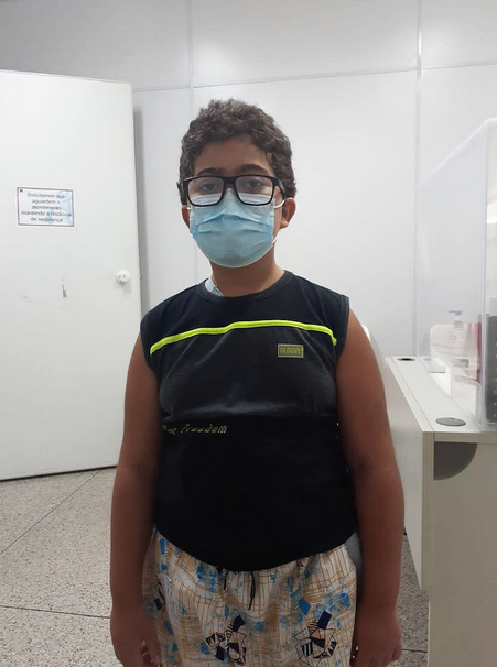 Vinícius já consegue andar sem a necessidade da cadeira, mas ainda precisa de apoio por conta da fragilidade da pernas (Foto: Acervo Pessoal)