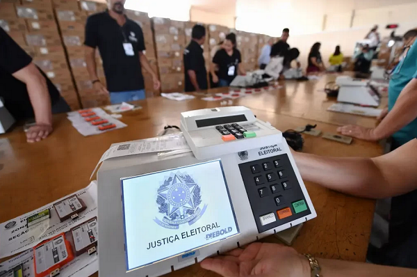 Urna eletrônica: neste ano, há urnas que possuem legenda em libras, para auxiliar o voto de quem possui deficiência auditiva (Foto: Evaristo/Getty Images)