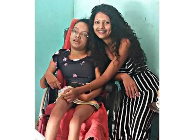 Geane (na cadeira), teve a vida interromida estupidamente por um uma pessoa desequilibrada portando uma arma de fogo - Foto: Arquivo familiar