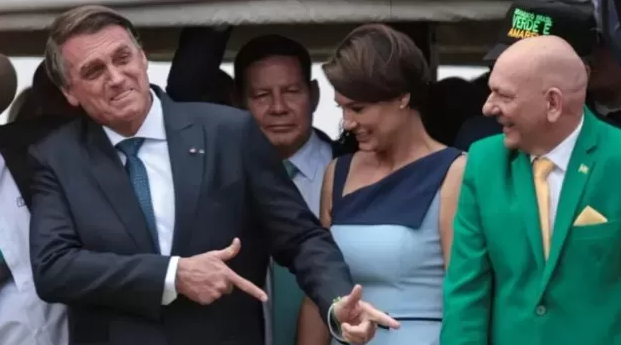 Bolsonaro tirou a faixa presidencial para discursar e fez sinal de arma com as mãos durante discurso (Foto: Reuters)