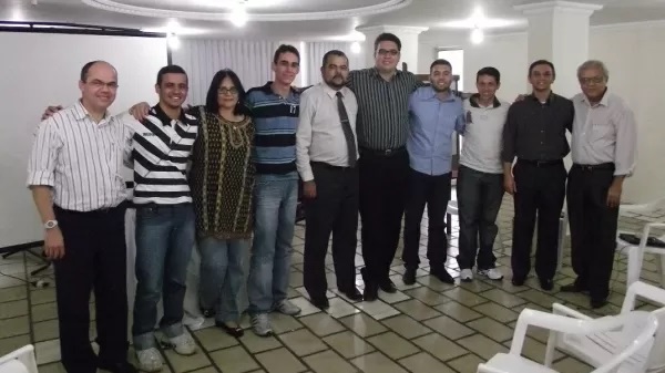 Damares Alves, ex-ministra do governo Bolsonaro, e o advogado Uziel Santana Santos (de gravata ao centro) durante o lançamento da Anajure (Associação Nacional de Juristas Evangélicos). Imagem: Divulgação/Anajure.