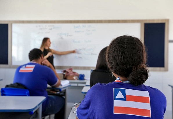Valores são destinados a professores que trabalharam de 1998 a 2006 (Foto: Paula Fróes/GOVBA)
