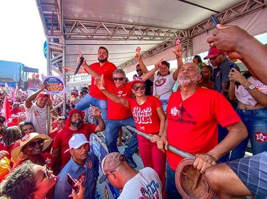 O ex-prefeito de Camaçari, Luiz Caetano, marido de Ivoneide, também participou do desfile (Foto: Divulgação) O ex-prefeito de Camaçari, Luiz Caetano, marido de Ivoneide, também participou do desfile (Foto: Divulgação)