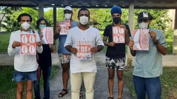 Ilzver Matos (ao centro), aprovado em concurso para professor da Universidade Federal de Sergipe, protesta para assumir vaga. Imagem: Divulgação.