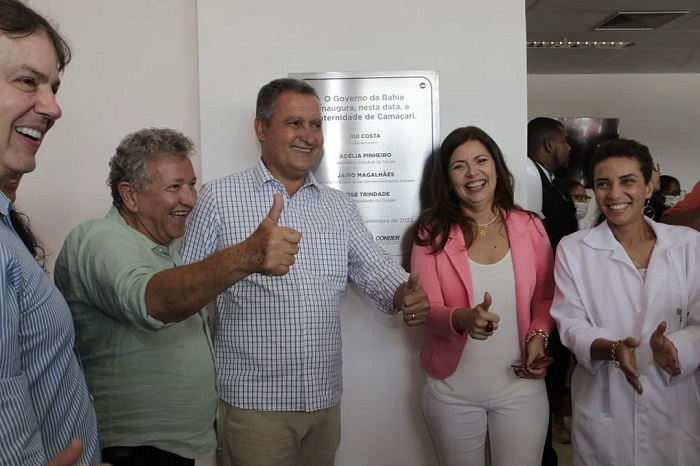 Momento de descontração das autoridades durante evento de inauguração da Maternidade de Camaçari - Foto: Divulgação
