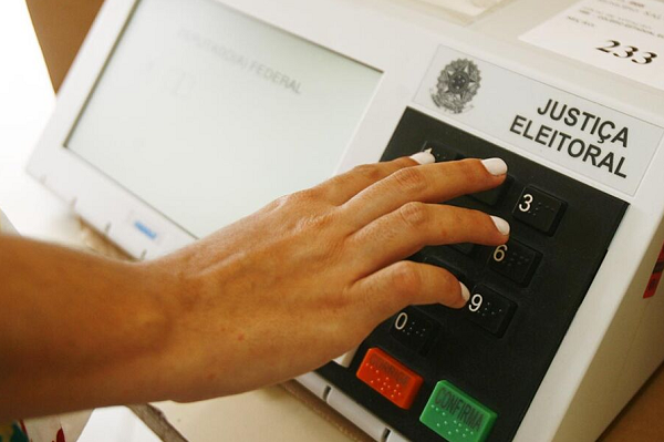 A checagem, da forma como vai acontecer, desagradou alguns membros do TSE, o que fez com que uma nota fosse divulgada para negar que acordo tenha sido feito para dar 'acesso diferenciado' de dados das eleições às Forças Armadas (Foto: Iracema Chequer/Ag. A TARDE/Arquivo)