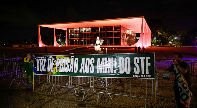 Apoiadores de Bolsonaro protestam em frente ao STF (Foto: Reuters/Adriano Machado)