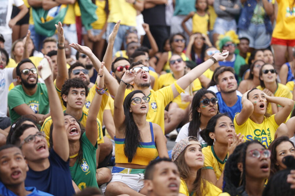Torcedores Brasileiros lamentando eliminação da Seleção Brasileira da Copa do Mundo 2018, no jogo Brasil x Belgica no Farol da Barra (Foto: Tiago Caldas/Ag. A TARDE)