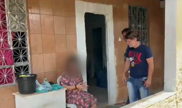Os dois estavam juntos desde que a mulher tinha 18 anos e há 15 anos a vítima estava presa em casa proibida de sair (Foto: Reprodução/TV Globo)