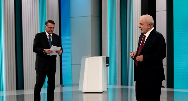 Lula (PT) e Bolsonaro (PL) durante debate presidencial realizado na noite desta sexta-feira (29), na Globo (Foto: Reprodução)