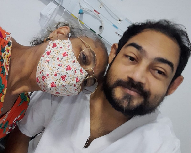 Cleilton, recebendo a visita de sua mãe, Auristela Nogueira - Foto: Arquivo familiar