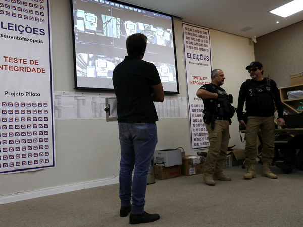 A investigação dos militares contou com a avaliação de ao menos 385 boletins de urna e um projeto-piloto com uso da biometria para testar 58 aparelhos (Foto: Reprodução/TSE)