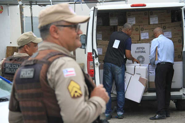 As nossas equipes também ficarão responsáveis pelo recolhimento das urnas, que acontecerá amanhã, após encerramento do pleito”, explicou a major Gisele Dantas do COPPM (Foto: Divulgação/PM-BA)