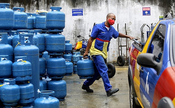 Mesmo com reduções recentes anunciadas pela Petrobras no preço do produto, o botijão custa hoje no Brasil 25% mais que no mercado internacional (Foto: Reprodução)