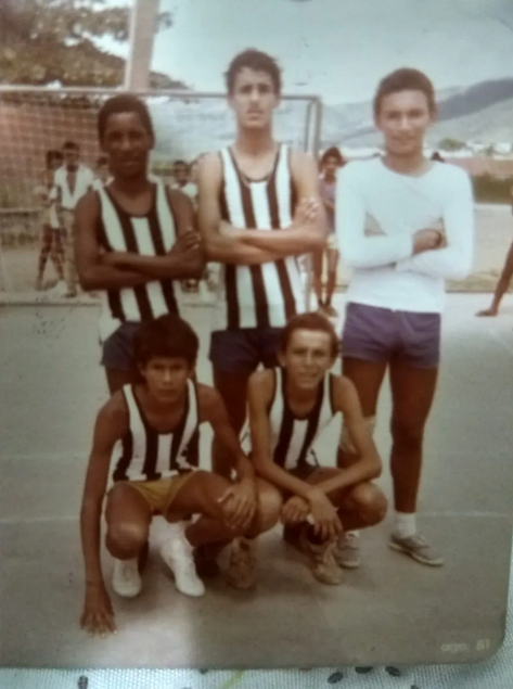 Jerônimo Rodrigues (agachado à esquerda) (Foto: Acervo pessoal)