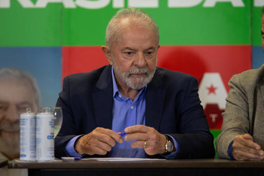 O ex-presidente Luiz Inácio Lula da Silva (PT) se reúne com o presidente nacional do PDT, Carlos Lupi, no hotel Jaraguá, em SP. (Foto: Mathilde Missioneiro/Folhapress)