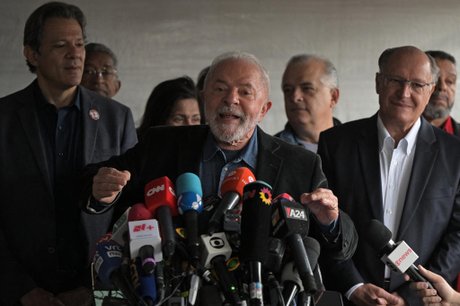 Lula foi à seção eleitoral acompanhado do candidato a vice, Geraldo Alckmin (PSB), do candidato ao governo de SP, Fernando Haddad (PT) e do candidato ao Senado Márcio França (PSB) ERNESTO BENAVIDES / AFP