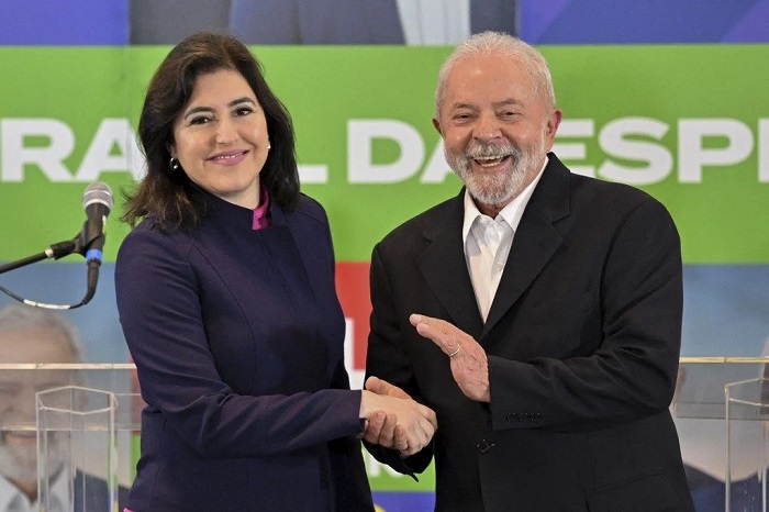 A senadora firmou o compromisso não apenas de votar no ex-presidente, mas de oferecer ‘total apoio’ à campanha - Simone Tebet e Lula. Foto: Nelson Almeida/AFP