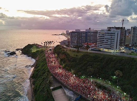 Milhares de pessoas seguiram a marcha de Ondina até o Farol da Barra, na orla da capital (Foto: Leonardo Rattes)