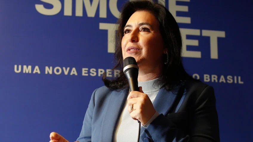 Depois de alcançar 3º lugar no 1º turno, senadora emedebista apoiará ex-presidente contra Bolsonaro. Na foto, a senadora fala a jornalistas em maio de 2022