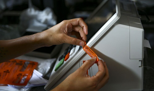 Neste ano, o TSE conduziu o teste de integridade, sempre realizado no próprio dia de votação (Foto: Agência Brasil/Marcelo Camargo)