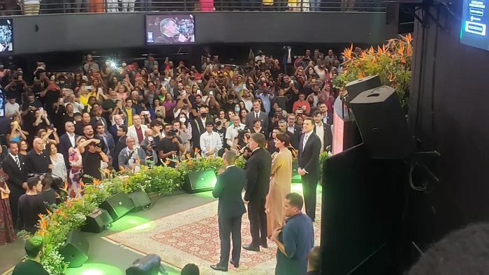 Jair Bolsonaro e a primeira dama Michele em culto de igreja em que foi recebido aos gritos de ‘mito’, em Belo Horizonte — Foto: TV Globo
