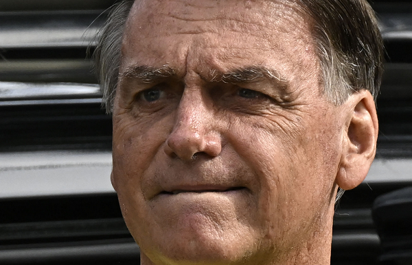 Só ficou com ele Donald Trump, o golpista lá dos EUA, outro arauto do inferno (Foto: Mauro Pimentel/AFP)